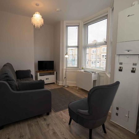 Pass The Keys Newly Renovated 2 Bedroom Apartment And Free Parking Scarborough Zewnętrze zdjęcie