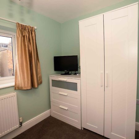 Pass The Keys Newly Renovated 2 Bedroom Apartment And Free Parking Scarborough Zewnętrze zdjęcie